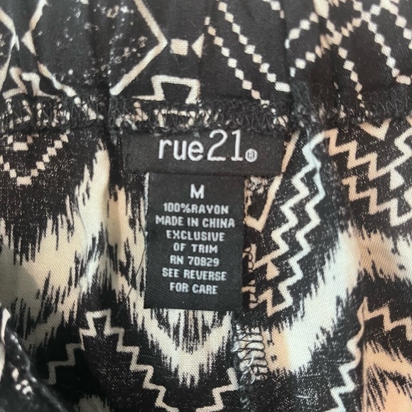 Black and White Geometric High Waist Shorts Size Medium - Picture 4 of 4